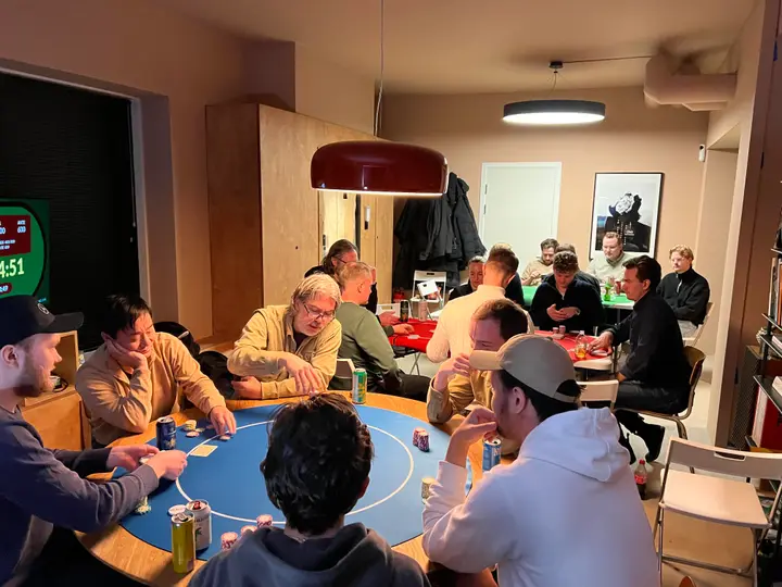 Fullt bord tidlig på kvelden. Øl, chips og det blå bordet, flere bord bak.