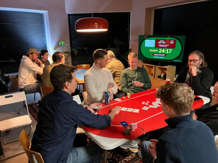 Det røde bordet. Blindsklokka på skjermen viser 24:17.