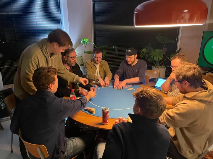 Finalebordet ved den blå duken, sett fra siden.