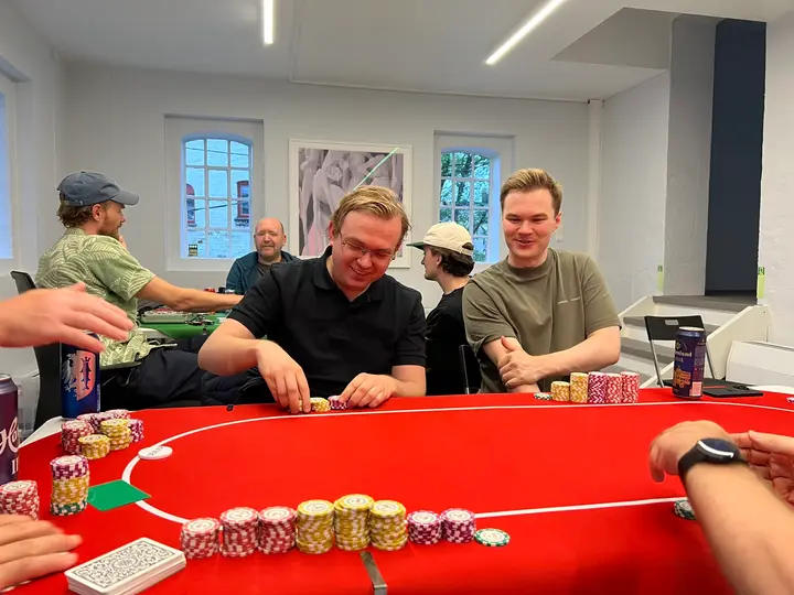 Samme hånd, litt senere. Chips stables.